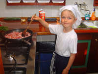 Niek lends a hand in the kitchen